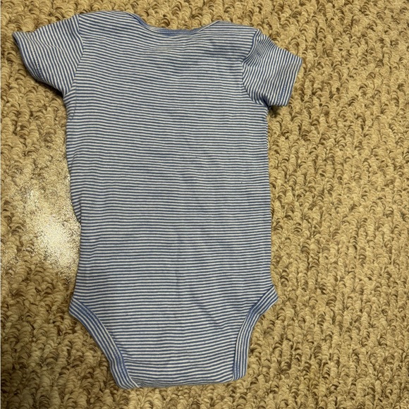 Carters bodysuit & old navy shorts bundle! Shorts: 18-24M & bodysuit: 18M - Picture 6 of 7